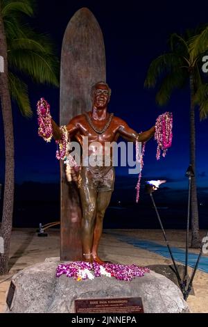 Statue du duc Paoa Kahanamoku, Waikiki Beach, Honolulu, Oahu, Hawaï Banque D'Images