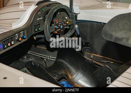 Vue dans le cockpit de la voiture de course historique BMW V12 LMR le Mans pour 24h 24 heures de course en 90s 1999 avec tableau de bord volant de direction moderne Banque D'Images