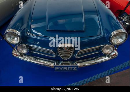 Avant du classique Alfa Romeo 2600 Spider avec grille de radiateur Scudetto et chapeau de pelle à air sur le capot, deux paires de phares ronds, Fair Techno Banque D'Images