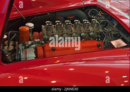 Vue sous le capot de la voiture sport classique Ferrari 250 TRC avec moteur 12 cylindres douze cylindres, salon Techno Classica, Essen, Nord Banque D'Images