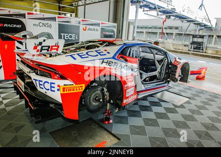 Voiture de course Lamborghini Huracan GT3 avec roues démontées sans pneus avec des supports de disque de frein visibles dans la fosse à la piste de course de Nuerburgring Banque D'Images