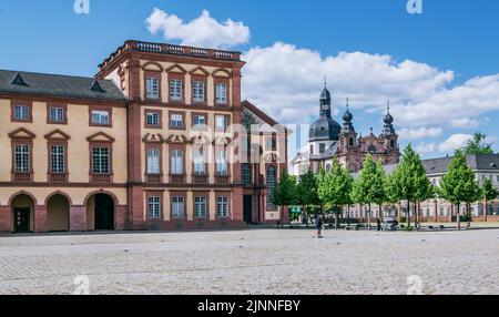 Aile nord de la Résidence Palace à la Cour d'honneur avec l'église jésuite, Mannheim, Rhin, Neckar, Bade-Wurtemberg, Sud-Ouest de l'Allemagne, Allemagne Banque D'Images