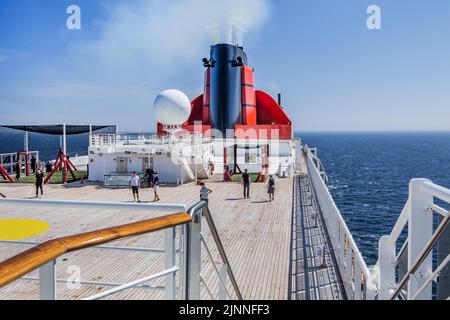 Paquebot transatlantique, bateau de croisière Queen Mary 2 en haute mer avec pont sportif Banque D'Images