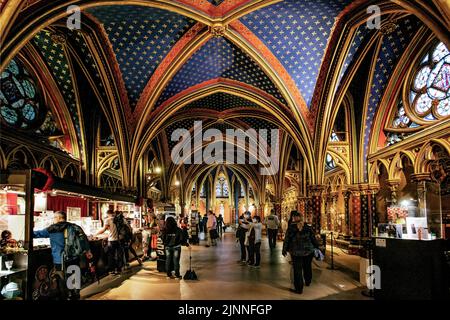 Stands de souvenirs dans la chapelle basse de la Sainte-Chapelle sur l'Ile de la Cité, Paris, Ile de France, Europe occidentale, France Banque D'Images