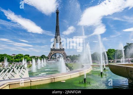 Fontaines en face de la Tour Eiffel, Paris, Ile de France, Europe occidentale, France Banque D'Images
