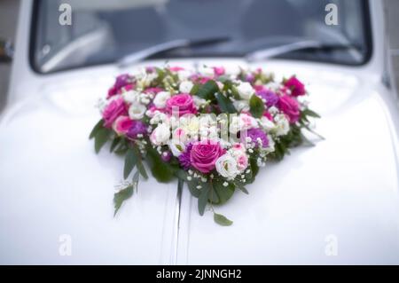 Coeur de fleur, décoration de fleur sur voiture de mariage décorée, voiture de mariée. VW Beetle 1302 convertible, blanc, voiture classique, vintage, Oestrich-Winkel Banque D'Images