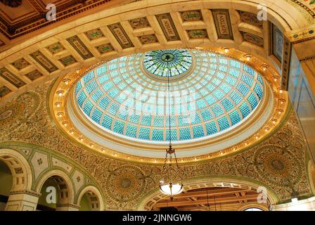 L'intérieur du Chicago Cultural Centre dispose d'une grande fenêtre en vitraux conçue par Tiffany qui surplombe l'atrium Banque D'Images