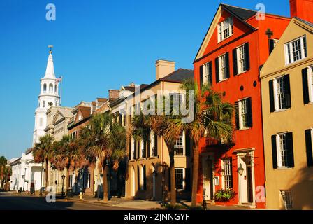 De belles demeures ancestrales bordent la rue et mènent à l'église St Michaels, dans la ville historique de Charleston, en Caroline du Sud Banque D'Images