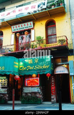 Une organisation religieuse taoïste bouddhiste est établie à l'étage au-dessus d'un restaurant chinois à Chinatown, San Francisco Banque D'Images