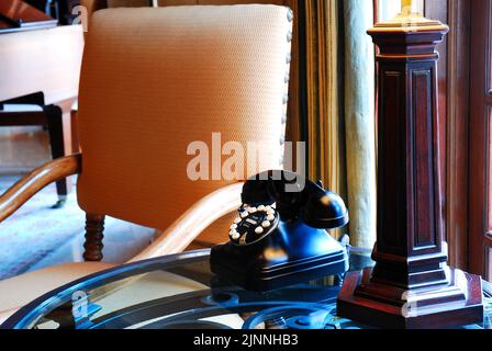 Un téléphone Vintage se trouve sur le bureau d'un hôtel classique au décor ancien dans le hall Banque D'Images