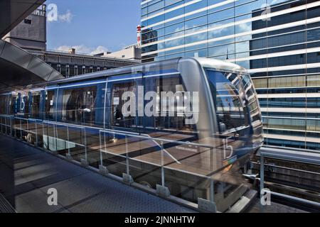 Yurikamome Automated Elevated train paring Shiodome Tokyo Japon Banque D'Images