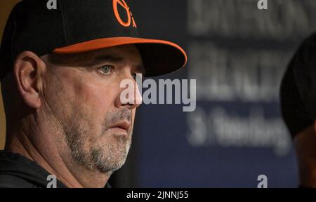 Saint-Pétersbourg, États-Unis. 12th août 2022. Le directeur de Baltimore Orioles Brandon Hyde observe son équipe jouer les Tampa Bay Rays pendant le sixième repas au Tropicana Field à Saint-Pétersbourg, Floride, le vendredi 12 août 2022. Photo de Steve Nesius/UPI crédit: UPI/Alamy Live News Banque D'Images