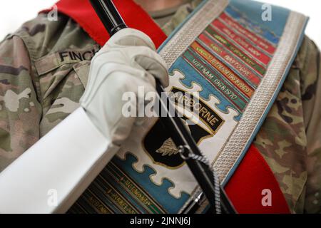 Bucarest, Roumanie - 12 août 2022: Faible profondeur de champ (concentration sélective) détails avec 101st membres de la bande d'assaut aérien de la division aéroportée performance Banque D'Images