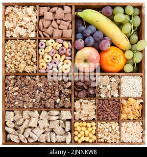 Assortiment de céréales dans une boîte en bois avec fruits frais (mise au point manuelle) Banque D'Images