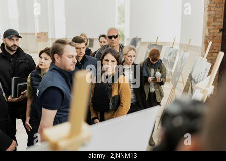 Annalena Baerbock (Alliance 90/les Verts), ministre fédéral des Affaires étrangères, visite l'église dans le cadre d'une visite de la ville de Butscha, 10 mai 2022. Baerbock est le premier représentant du gouvernement fédéral à se rendre en Ukraine après le début de la guerre. Bucha est devenu connu pour un massacre, probablement par des membres des forces armées russes pendant l'occupation de la ville dans le cadre de la guerre d'agression de la Russie contre l'Ukraine. Selon des sources ukrainiennes, plus de 400 civils ont été tués. Banque D'Images