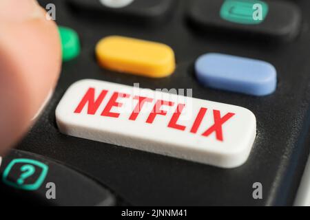 Barnaul russie, 15 mai 2022: Utilisation d'une télécommande de télévision avec un logo Netflix dédié sur le bouton. Télécommande du téléviseur avec logo Netflix. Banque D'Images