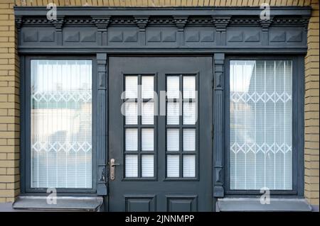 Porte en bois et fenêtres sur un mur couleur pêche à Kiev Ukraine Banque D'Images