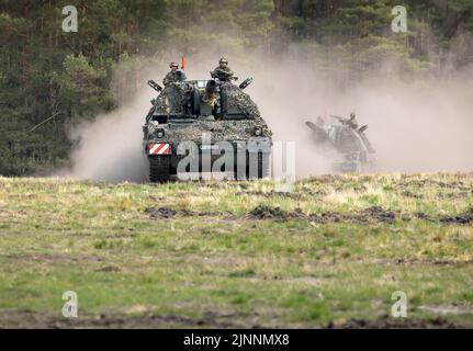 Münster, Allemagne. 10th mai 2022. Panzerhaubitze 2000 de la Bundeswehr pendant l'exercice - Wettiner Heide -. En 2023, avec la Panzergrenadierbrigade 37 - Freistaat Sachsen - l'Allemagne fournira la principale association pour les unités terrestres multinationales de la Force opérationnelle interarmées de très haute disponibilité de l'OTAN (VJTF), le fer de lance de l'OTAN. Cette force fait partie de la Force de réaction de l'OTAN (NRF) 2022-2024, la force de réaction rapide de l'OTAN. Credit: dpa/Alay Live News Banque D'Images