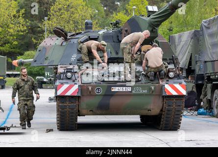 Münster, Allemagne. 10th mai 2022. Panzerhaubitze 2000 de la Bundeswehr est en cours de réparation. En 2023, avec la Panzergrenadierbrigade 37 - Freistaat Sachsen - l'Allemagne fournira la principale association pour les unités terrestres multinationales de la Force opérationnelle interarmées de très haute disponibilité de l'OTAN (VJTF), le fer de lance de l'OTAN. Cette force fait partie de la Force de réaction de l'OTAN (NRF) 2022-2024, la force de réaction rapide de l'OTAN. Credit: dpa/Alay Live News Banque D'Images