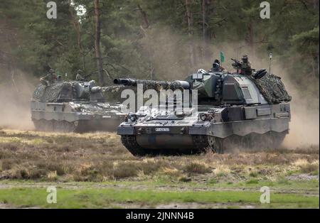 Münster, Allemagne. 10th mai 2022. Panzerhaubitze 2000 de la Bundeswehr pendant l'exercice - Wettiner Heide -. En 2023, avec la Panzergrenadierbrigade 37 - Freistaat Sachsen - l'Allemagne fournira la principale association pour les unités terrestres multinationales de la Force opérationnelle interarmées de très haute disponibilité de l'OTAN (VJTF), le fer de lance de l'OTAN. Cette force fait partie de la Force de réaction de l'OTAN (NRF) 2022-2024, la force de réaction rapide de l'OTAN. Credit: dpa/Alay Live News Banque D'Images