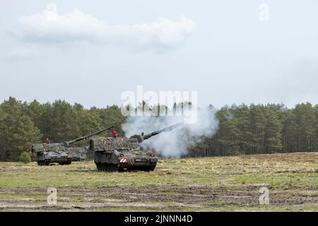 Münster, Allemagne. 10th mai 2022. Panzerhaubitze 2000 de la Bundeswehr pendant l'exercice - Wettiner Heide -. En 2023, avec la Panzergrenadierbrigade 37 - Freistaat Sachsen - l'Allemagne fournira la principale association pour les unités terrestres multinationales de la Force opérationnelle interarmées de très haute disponibilité de l'OTAN (VJTF), le fer de lance de l'OTAN. Cette force fait partie de la Force de réaction de l'OTAN (NRF) 2022-2024, la force de réaction rapide de l'OTAN. Credit: dpa/Alay Live News Banque D'Images