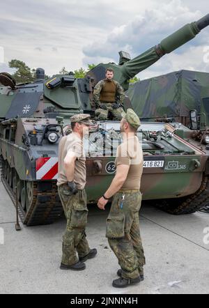 Münster, Allemagne. 10th mai 2022. Panzerhaubitze 2000 de la Bundeswehr est en cours de réparation. En 2023, avec la Panzergrenadierbrigade 37 - Freistaat Sachsen - l'Allemagne fournira la principale association pour les unités terrestres multinationales de la Force opérationnelle interarmées de très haute disponibilité de l'OTAN (VJTF), le fer de lance de l'OTAN. Cette force fait partie de la Force de réaction de l'OTAN (NRF) 2022-2024, la force de réaction rapide de l'OTAN. Credit: dpa/Alay Live News Banque D'Images