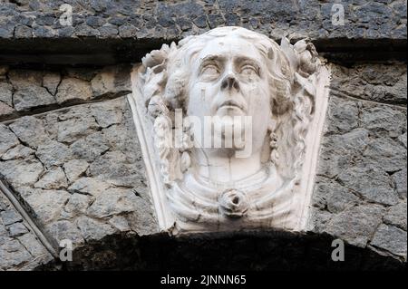 Mascaron féminin sur la façade de l'ancien bâtiment à Kiev en Ukraine Banque D'Images