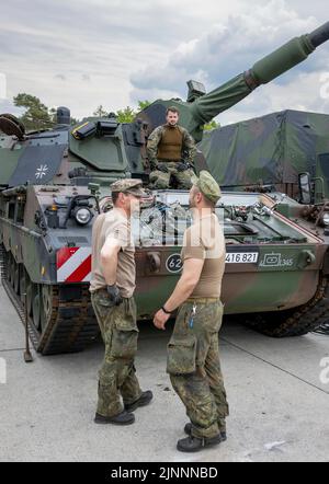 Münster, Allemagne. 10th mai 2022. Panzerhaubitze 2000 de la Bundeswehr est en cours de réparation. En 2023, avec la Panzergrenadierbrigade 37 - Freistaat Sachsen - l'Allemagne fournira la principale association pour les unités terrestres multinationales de la Force opérationnelle interarmées de très haute disponibilité de l'OTAN (VJTF), le fer de lance de l'OTAN. Cette force fait partie de la Force de réaction de l'OTAN (NRF) 2022-2024, la force de réaction rapide de l'OTAN. Credit: dpa/Alay Live News Banque D'Images