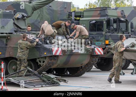 Münster, Allemagne. 10th mai 2022. Panzerhaubitze 2000 de la Bundeswehr est en cours de réparation. En 2023, avec la Panzergrenadierbrigade 37 - Freistaat Sachsen - l'Allemagne fournira la principale association pour les unités terrestres multinationales de la Force opérationnelle interarmées de très haute disponibilité de l'OTAN (VJTF), le fer de lance de l'OTAN. Cette force fait partie de la Force de réaction de l'OTAN (NRF) 2022-2024, la force de réaction rapide de l'OTAN. Credit: dpa/Alay Live News Banque D'Images