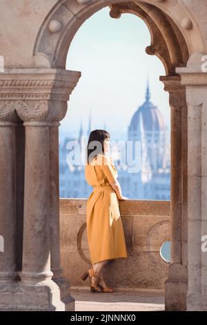 Portrait de femme voyageur. Femme d'âge moyen debout au Fisherman Bastion Sunrise à Budapest, Hongrie. Banque D'Images