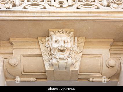 Gros plan d'un visage humain en pierre comme décor ou Mascaron sur le bâtiment facade Banque D'Images