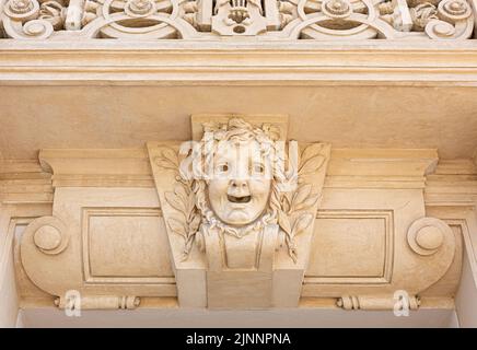 Gros plan d'un visage humain en pierre comme décor ou Mascaron sur le bâtiment facade Banque D'Images