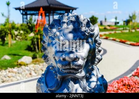 Lion chinois, statue de dragon gardien de l'architecture dans la culture de chaina.jour lumineux d'été. Banque D'Images