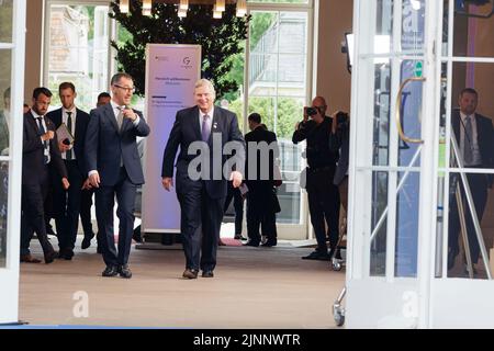 Stuttgart, Allemagne. 13th mai 2022. CEM Oezdemir (Alliance 90/les Verts), ministre fédéral de l'Agriculture et de l'alimentation, souhaite la bienvenue à Tom Vilsack, secrétaire américain à l'Agriculture, lors de la réunion de G7 des ministres de l'Agriculture à Stuttgart. Stuttgart, 13 mai 2022. Credit: dpa/Alay Live News Banque D'Images