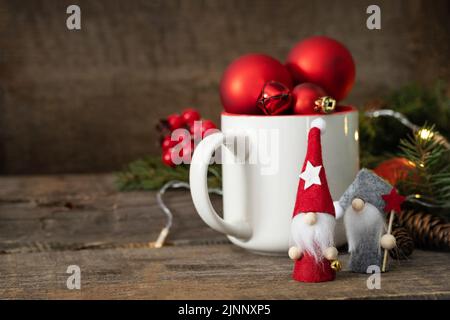 Carte postale de Noël vintage. Gnomes de Noël avec sapin et boules rouges de noël décorations. Copier l'espace. Banque D'Images
