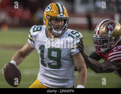 Santa Clara, États-Unis. 13th août 2022. Le quarterback de Green Bay Packers Danny Etling (19) est repoussé hors limites par le San Francisco 49ers dans le troisième trimestre au stade Levi's à Santa Clara, Californie vendredi, 12 août 2022. Les 49ers ont battu les Packers 28-21 dans leur premier jeu de pré-saison photo par Terry Schmitt/UPI crédit: UPI/Alay Live News Banque D'Images