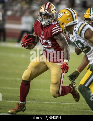 Santa Clara, États-Unis. 13th août 2022. San Francisco 49ers Retour Tyrion Davis-Price (32) court contre les Packers de Green Bay dans le quatrième trimestre au stade Levi's à Santa Clara, Californie, vendredi, 12 août 2022. Les 49ers ont battu les Packers 28-21 dans leur premier jeu de pré-saison photo par Terry Schmitt/UPI crédit: UPI/Alay Live News Banque D'Images