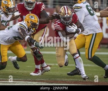 Santa Clara, États-Unis. 13th août 2022. San Francisco 49ers en arrière JaMycal Hasty (23) court contre les Packers de Green Bay dans le troisième trimestre au stade Levi's à Santa Clara, Californie, vendredi, 12 août 2022. Les 49ers ont battu les Packers 28-21 dans leur premier jeu de pré-saison photo par Terry Schmitt/UPI crédit: UPI/Alay Live News Banque D'Images