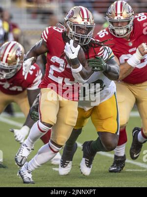 Santa Clara, États-Unis. 13th août 2022. San Francisco 49ers en arrière JaMycal Hasty (23) court contre les Packers de Green Bay dans le deuxième trimestre au stade Levi's à Santa Clara, Californie, vendredi, 12 août 2022. Les 49ers ont battu les Packers 28-21 dans leur premier jeu de pré-saison photo par Terry Schmitt/UPI crédit: UPI/Alay Live News Banque D'Images