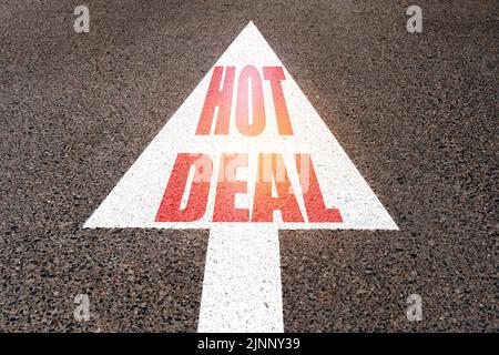 Concept d'entreprise. Sur la route asphaltée des marquages une flèche avec l'inscription - HOT DEAL Banque D'Images