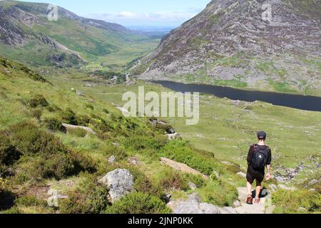 Descendre la piste de Llyn Bochlwyd vers Llyn Ogwen avec la vallée de Nant Francon au loin Banque D'Images