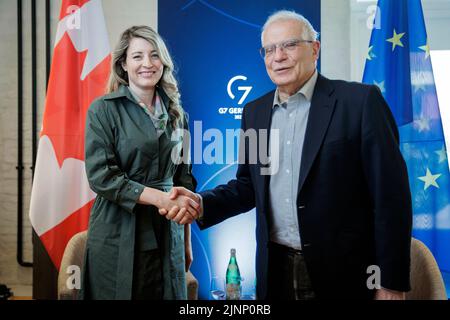 (LR): Melanie Joly, ministre des Affaires étrangères du Canada, rencontre Josep Borrell, haut représentant de l'UE pour les affaires étrangères et la politique de sécurité, pour des pourparlers bilatéraux dans le cadre de la réunion des ministres des Affaires étrangères de G7 à Weissenhaus, au 14 mai 2022. Banque D'Images