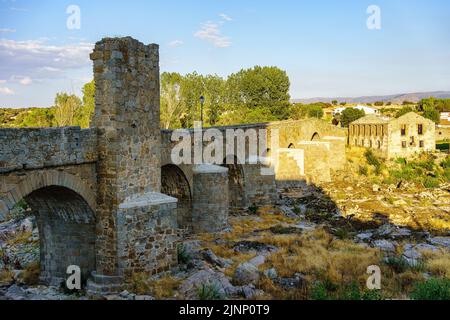 Pont médiéval en pierre qui traverse la rivière sèche en été avec une grande sécheresse et le manque de pluie, Puente Congosto, Espagne. Banque D'Images