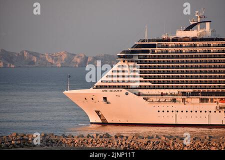 Marseille, France. 13th août 2022. Le navire de croisière MSC Seaview arrive au port méditerranéen français de Marseille. Crédit : SOPA Images Limited/Alamy Live News Banque D'Images