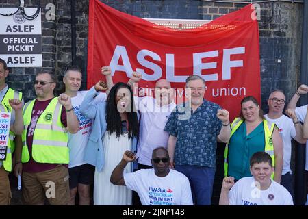 Mick Whelan, secrétaire général d'Askef (au centre) avec Dawn Butler (à gauche), député travailliste, et Barry Gardiner (à droite) devant la gare de Willesden Green à Londres, en tant que membres du syndicat des chauffeurs Askef, à neuf exploitants de train, quittent le train pendant 24 heures de plus que la rémunération. Date de la photo: Samedi 13 août 2022. Banque D'Images