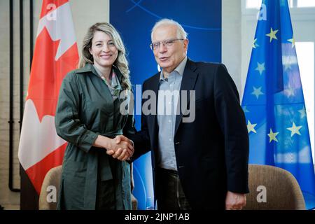 (LR): Melanie Joly, ministre des Affaires étrangères du Canada, rencontre Josep Borrell, haut représentant de l'UE pour les affaires étrangères et la politique de sécurité, pour des pourparlers bilatéraux dans le cadre de la réunion des ministres des Affaires étrangères de G7 à Weissenhaus, au 14 mai 2022. Banque D'Images