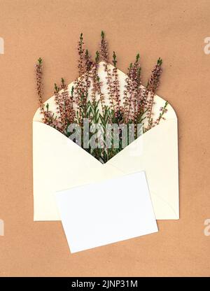 Carte de vœux d'automne avec un bouquet de bruyère dans une enveloppe Banque D'Images