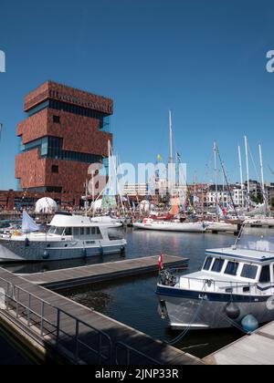 Anvers, Belgique, 24 juillet 2022, a décoré des bateaux dans le willemdok près du musée du mas lors des courses de grands navires Banque D'Images
