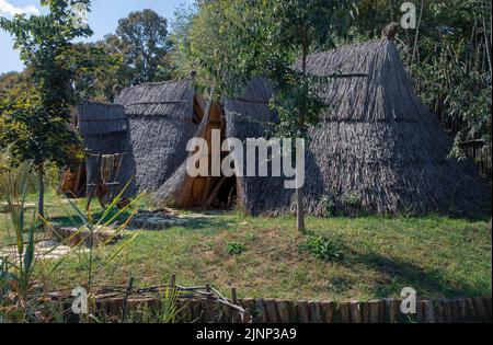 Reconstruction d'un village de pêcheurs de la culture Vinca du Néolithique tardif Banque D'Images