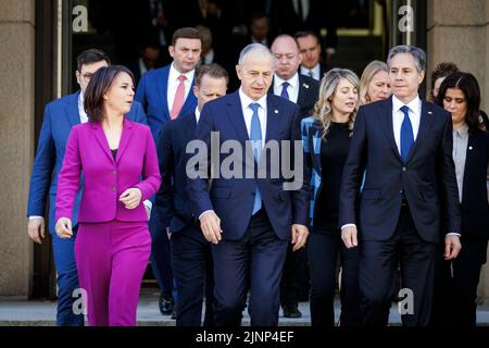 (LR): Annalena Baerbock, Ministre fédéral des affaires étrangères, Mircea Geoana, Secrétaire général adjoint de l'OTAN, et Antony Blinken, Secrétaire d'État des États-Unis d'Amérique, se présentent pour une photo de famille lors de la réunion informelle des ministres des affaires étrangères de l'OTAN à Berlin, au 15 mai 2022. Banque D'Images